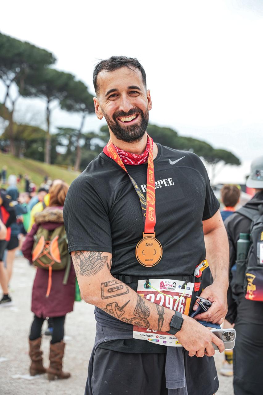 Davide Conti dopo la maratona di Roma con medaglia al collo